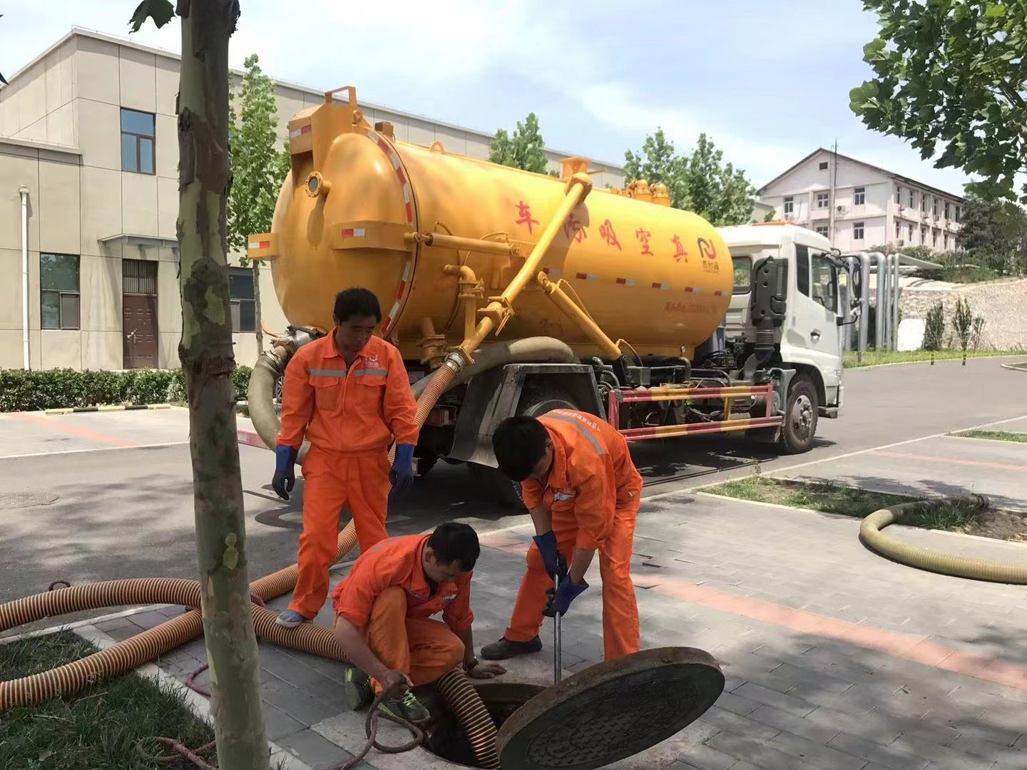 夏县管道疏通车停在窨井附近