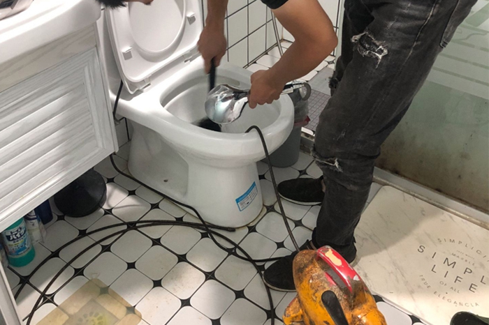夏县马桶堵塞自己疏通还是找师傅?专业上门服务让你省时更省心