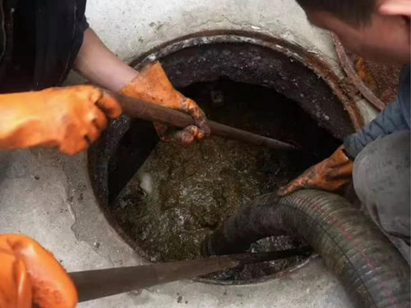 夏县清理化粪池时如何避免沼气的危害?